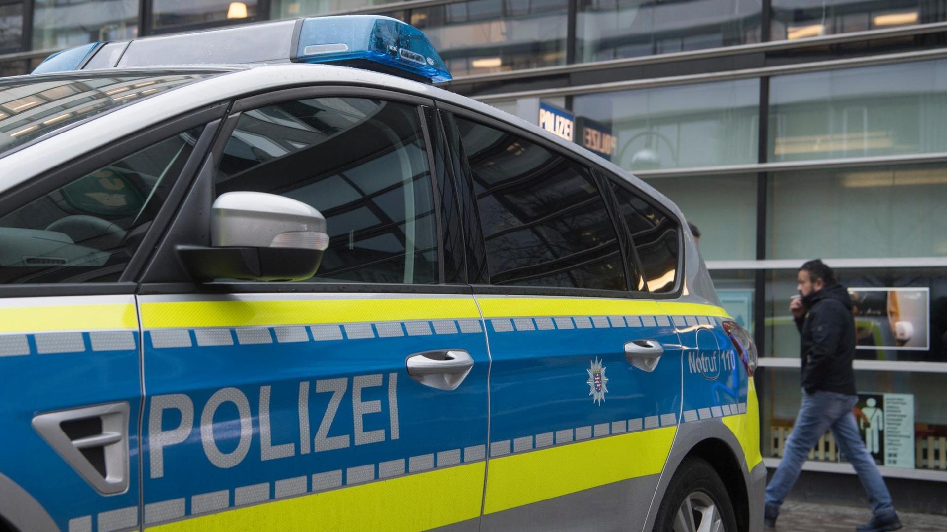 Streifenwagen stehen vor dem 1. Polizeirevier auf der Zeil in Frankfurt am Main. Streifenwagen stehen vor dem 1. Polizeirevier auf der Zeil in Frankfurt am Main.