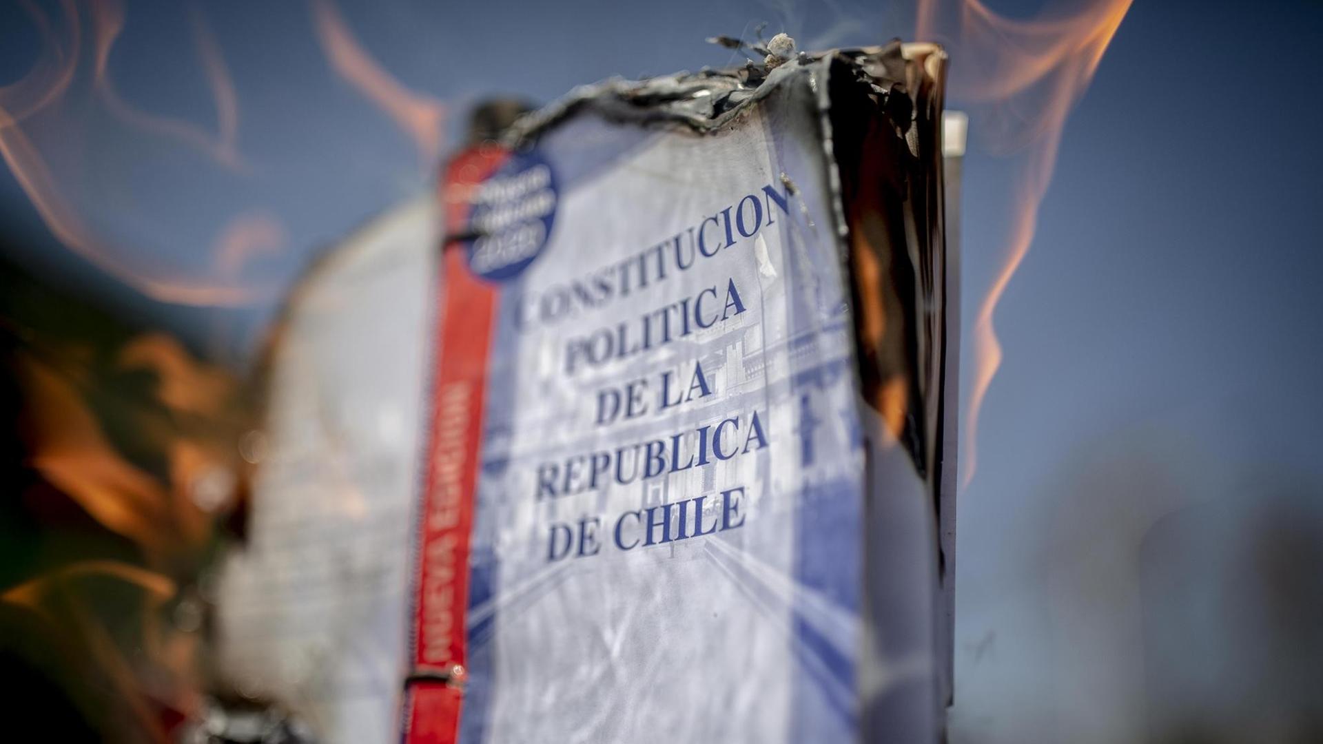 Deitailaufnahem eines brennenden Exemplars der chilenische Verfassung, während des Protestes zum 47. Jahrestag des letzten Militärputsches. Deitailaufnahem eines brennenden Exemplars der chilenische Verfassung, während des Protestes zum 47. Jahrestag des letzten Militärputsches.