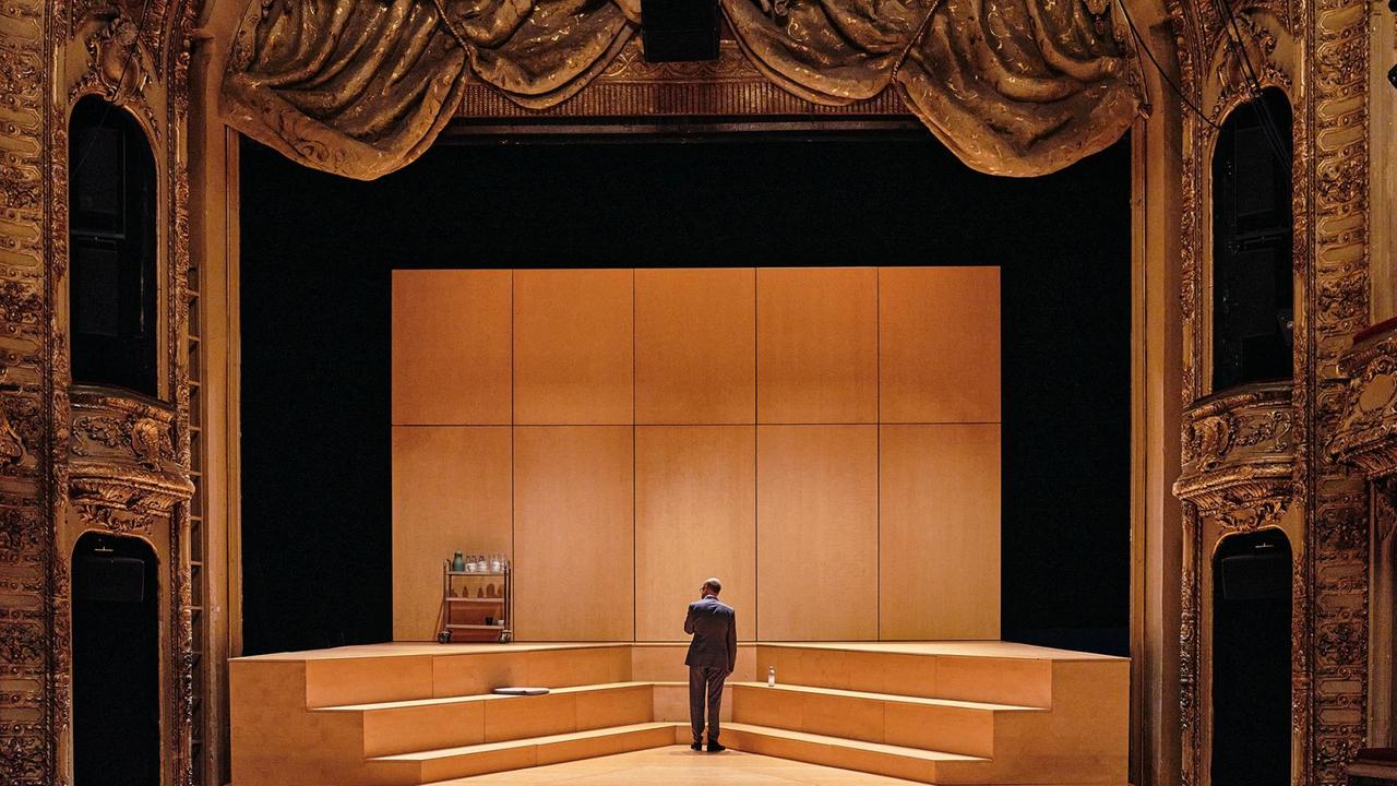 Gerrit Jansen bei der Probe zu "Gott" auf der Bühne des Berliner Ensembles. Gerrit Jansen bei der Probe zu "Gott" auf der Bühne des Berliner Ensembles.