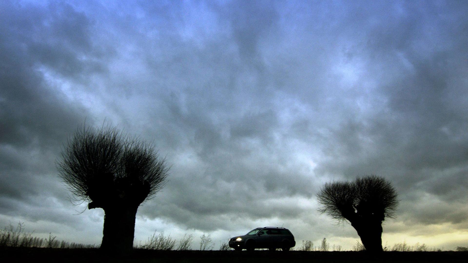 Regenwolken über einer Straße Regenwolken über einer Straße