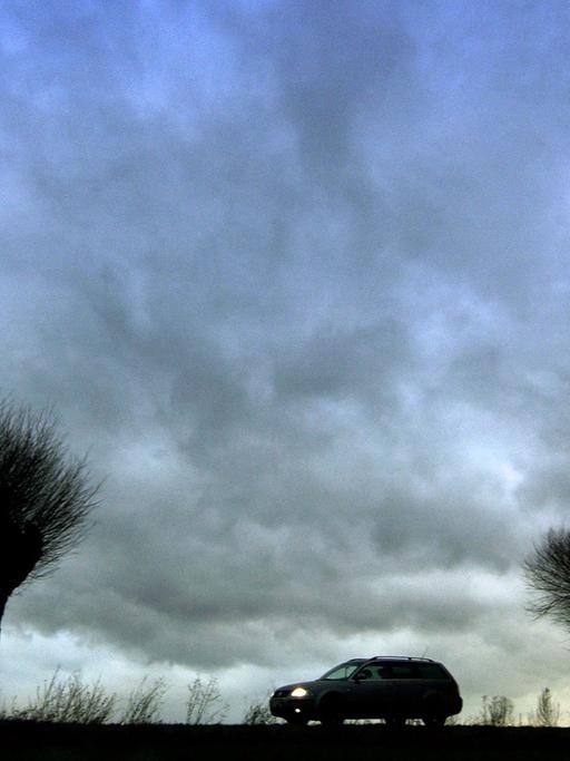 Regenwolken über einer Straße