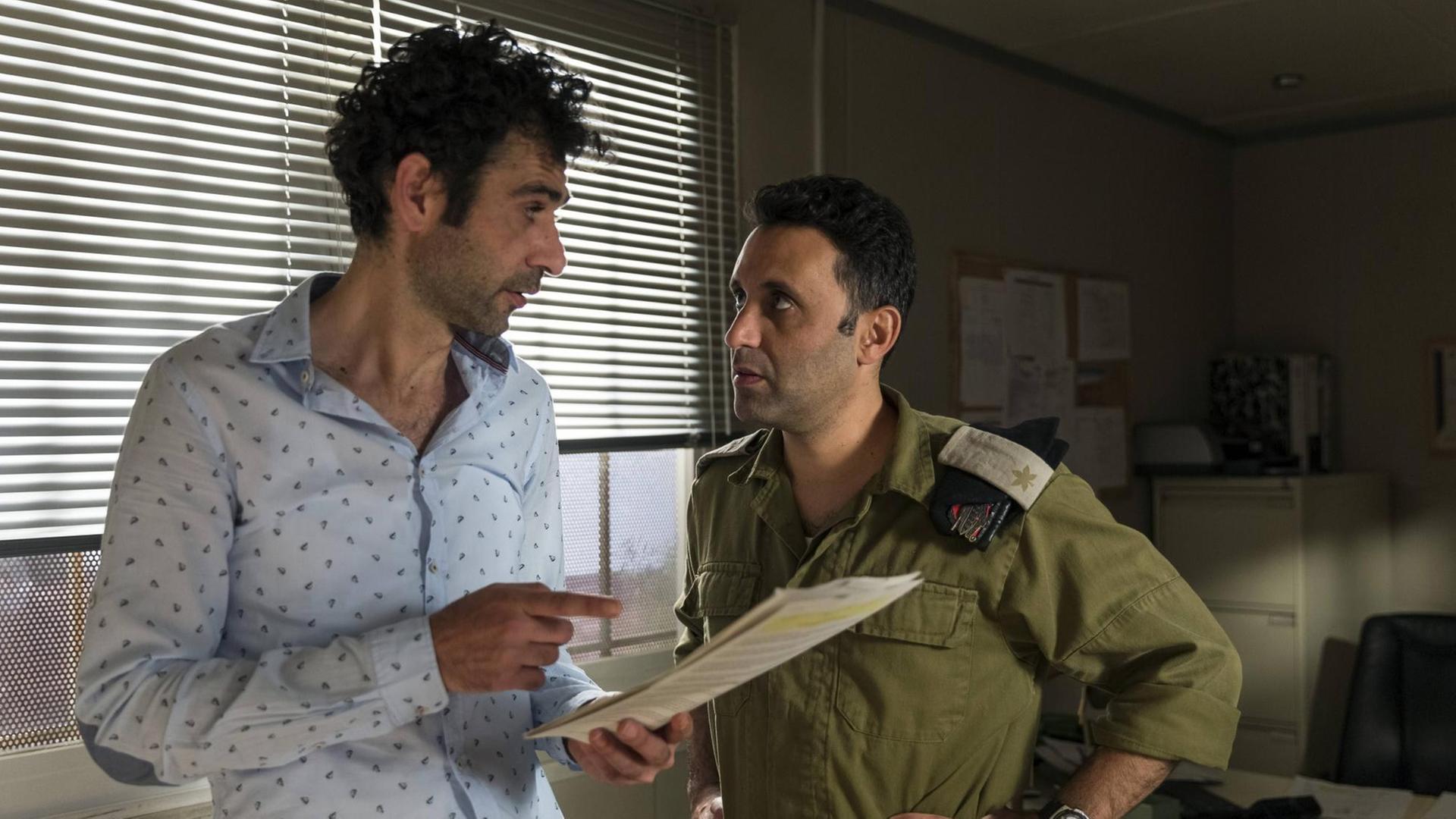 Drehbuchautor Salam (Kais Nashif) und der israelische Kommandeur Assi (Yaniv Biton) diskutieren über das Drehbuch