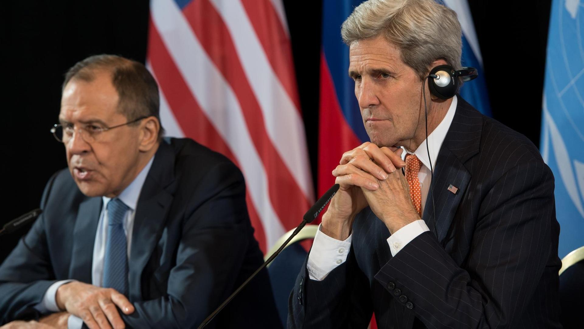 Die Außenminister Russlands und der USA, Sergej Lawrow (l) und John Kerry auf einer Pressekonferenz in München nach Ende der Sicherheitskonferenz. Die Außenminister Russlands und der USA, Sergej Lawrow (l) und John Kerry auf einer Pressekonferenz in München nach Ende der Sicherheitskonferenz.