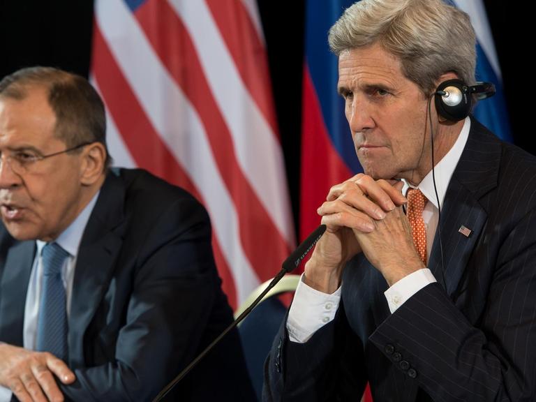 Die Außenminister Russlands und der USA, Sergej Lawrow (l) und John Kerry auf einer Pressekonferenz in München nach Ende der Sicherheitskonferenz.