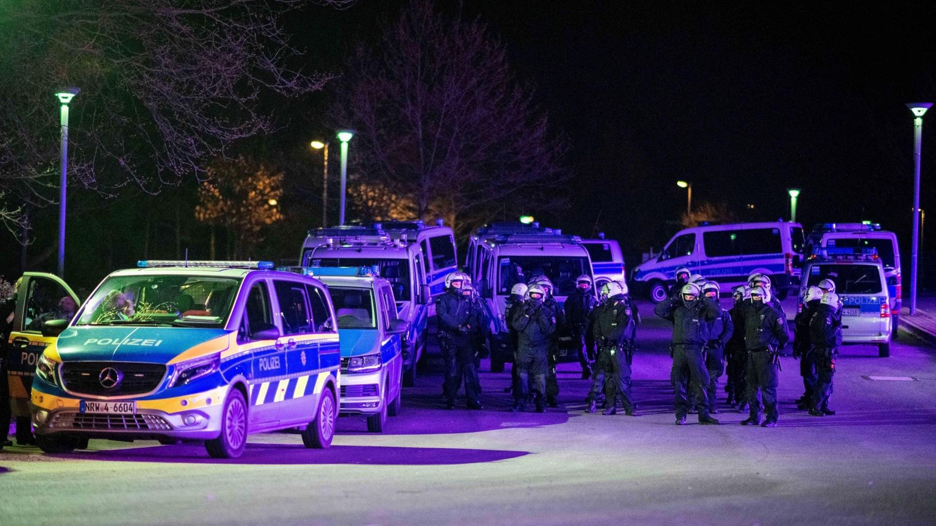 Polizei-Wagen stehen vor der Arena in Gelsenkirchen.