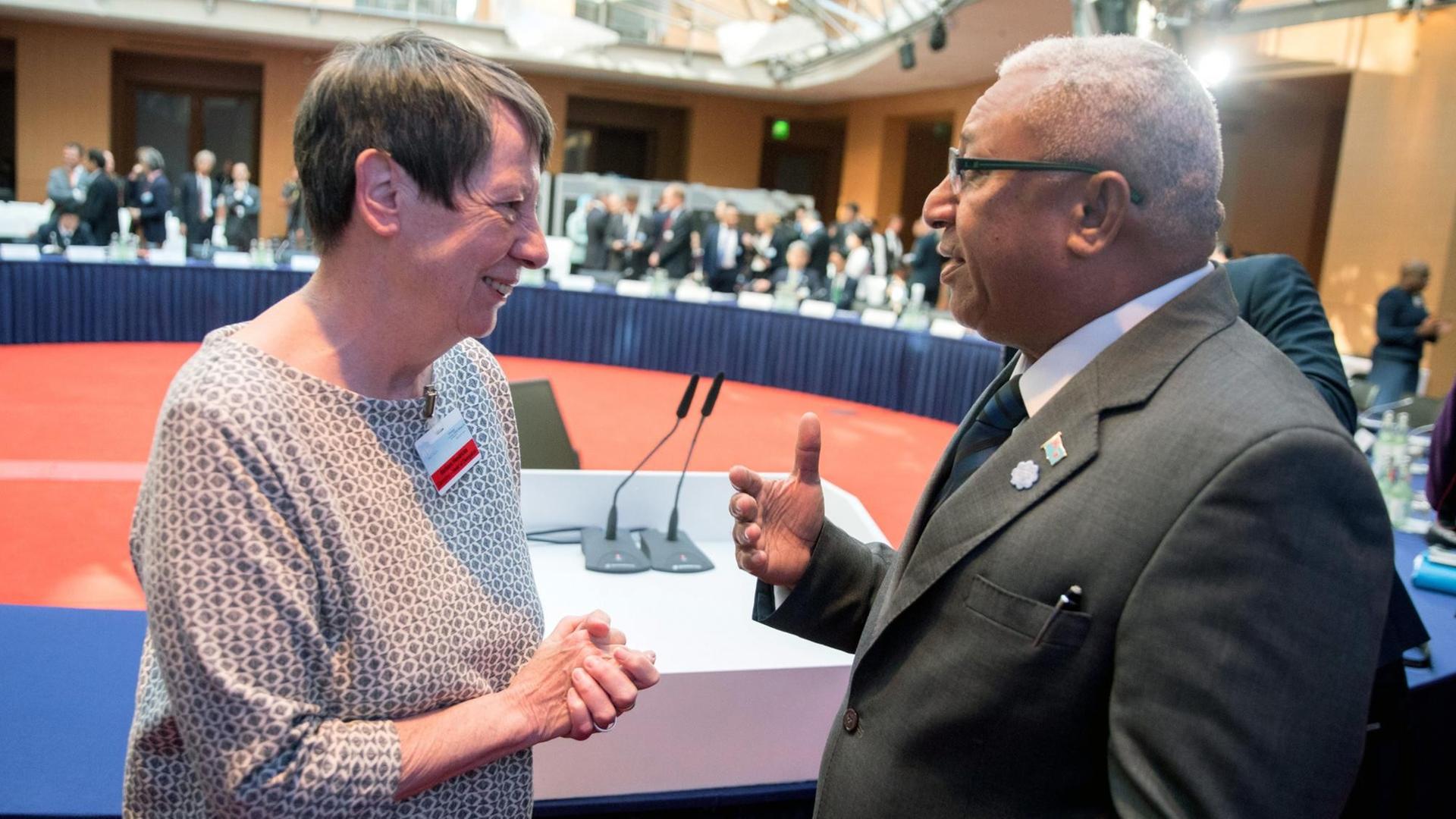 Bundesumweltministerin Barbara Hendricks (SPD) begrüßt am 22.05.2017 in Berlin beim Auftakt des 8. Petersberger Klimadialogs den Premierminister der Republik Fidschi, Josaia Voreqe Bainimarama. Der Petersberger Klimadialog des Umweltministeriums dient zur Vorbereitung der kommenden Weltklimakonferenz in Bonn. Bundesumweltministerin Barbara Hendricks (SPD) begrüßt am 22.05.2017 in Berlin beim Auftakt des 8. Petersberger Klimadialogs den Premierminister der Republik Fidschi, Josaia Voreqe Bainimarama. Der Petersberger Klimadialog des Umweltministeriums dient zur Vorbereitung der kommenden Weltklimakonferenz in Bonn.