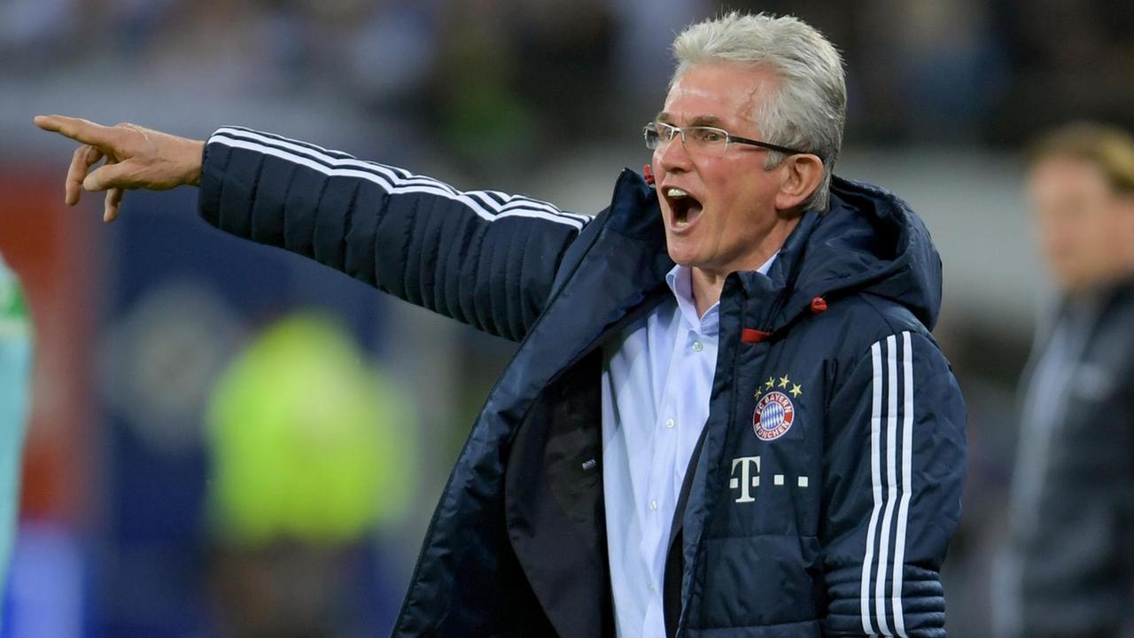 Trainer Jupp Heynckes steht am Spielfeldrand und dirigiert seine Mannschaft von der Seitenauslinie. Trainer Jupp Heynckes steht am Spielfeldrand und dirigiert seine Mannschaft von der Seitenauslinie.