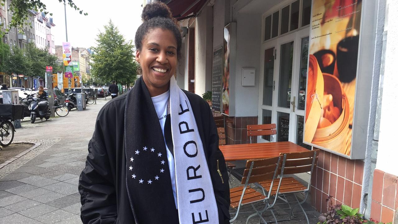 Kate Dehn, eine junge Frau, mit ihrem Europa-Fanschal Kate Dehn, eine junge Frau, mit ihrem Europa-Fanschal