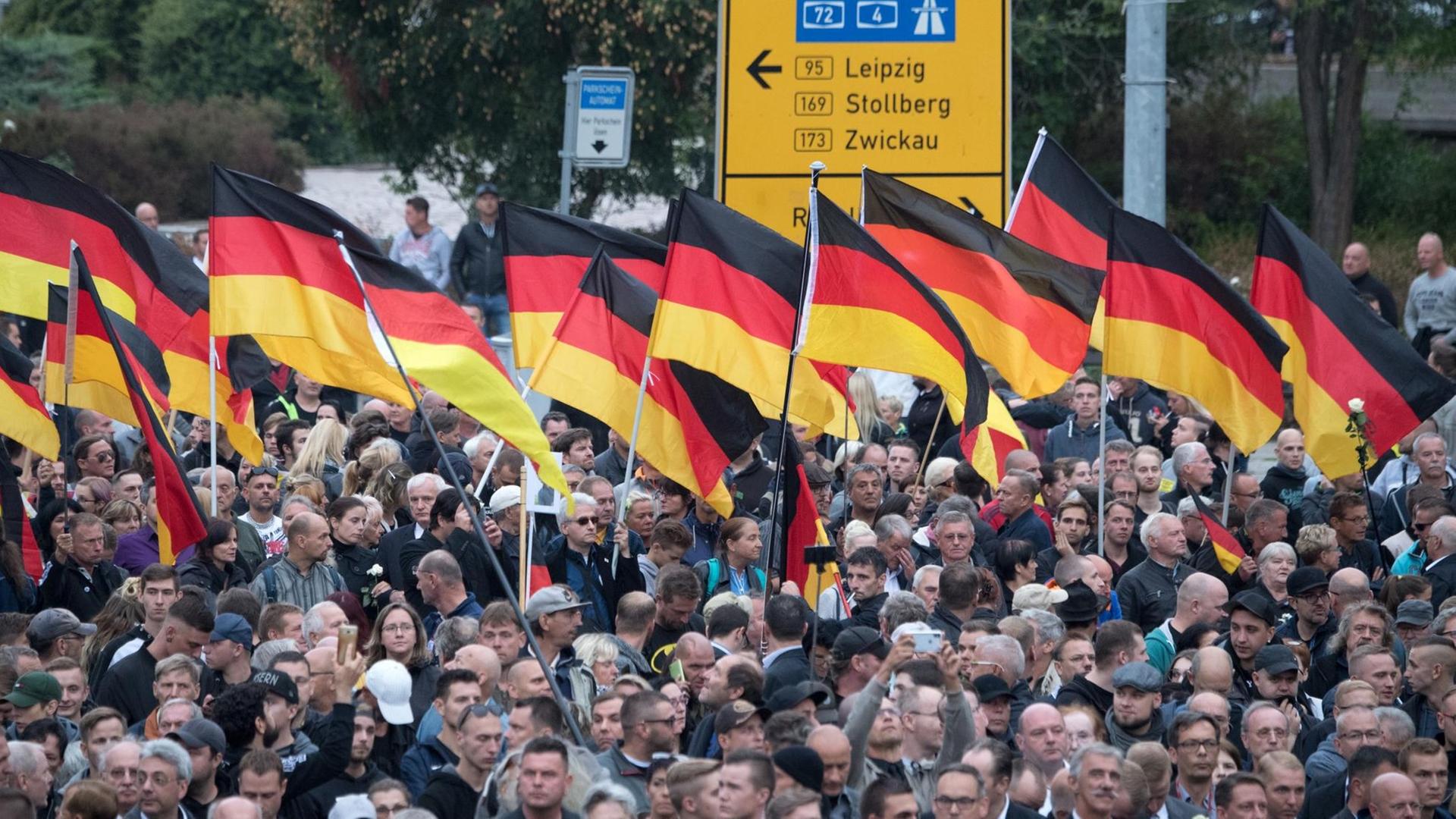 1. September 2018: Teilnehmer einer Demonstration von AfD und dem ausländerfeindlichen Bündnis Pegida, der sich auch Teilnehmer der Kundgebung der rechtspopulistischen Bürgerbewegung Pro Chemnitz anschlossen 1. September 2018: Teilnehmer einer Demonstration von AfD und dem ausländerfeindlichen Bündnis Pegida, der sich auch Teilnehmer der Kundgebung der rechtspopulistischen Bürgerbewegung Pro Chemnitz anschlossen