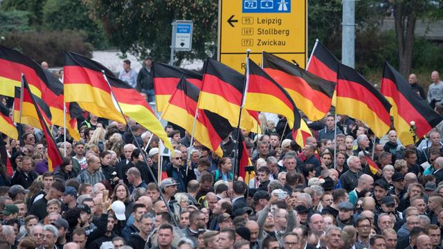 1. September 2018: Teilnehmer einer Demonstration von AfD und dem ausländerfeindlichen Bündnis Pegida, der sich auch Teilnehmer der Kundgebung der rechtspopulistischen Bürgerbewegung Pro Chemnitz anschlossen