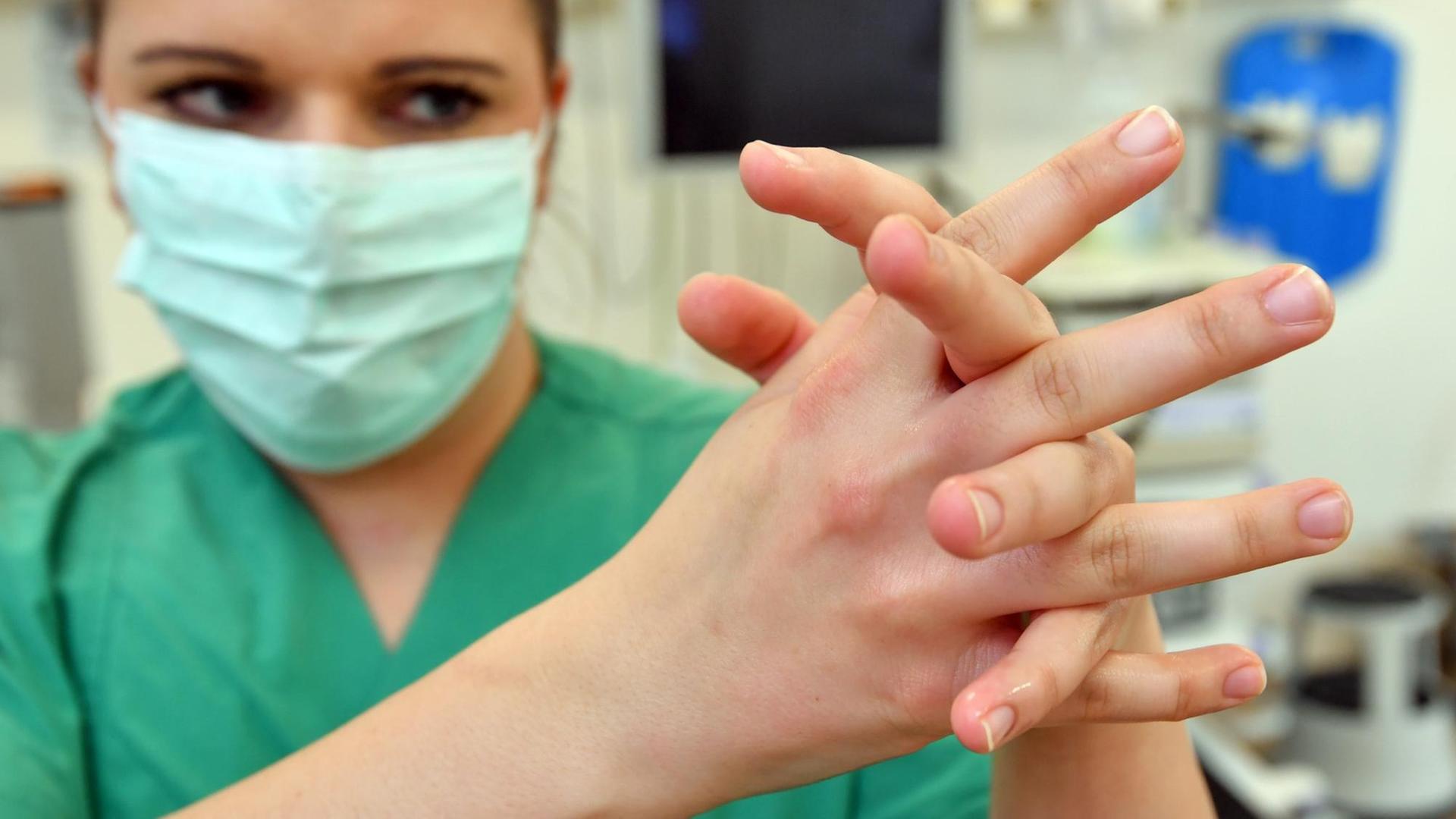 Krankenschwester Laura von der GLG, Gesellschaft für Leben und Gesundheit mbH, reinigt sich ihre Hände am 05.05.2017 mit Desinfektionsmittel im Kreiskrankenhaus in Prenzlau (Brandenburg). Foto: Patrick Pleul/dpa-Zentralbild/ZB | Verwendung weltweit Krankenschwester Laura von der GLG, Gesellschaft für Leben und Gesundheit mbH, reinigt sich ihre Hände am 05.05.2017 mit Desinfektionsmittel im Kreiskrankenhaus in Prenzlau (Brandenburg). Foto: Patrick Pleul/dpa-Zentralbild/ZB | Verwendung weltweit