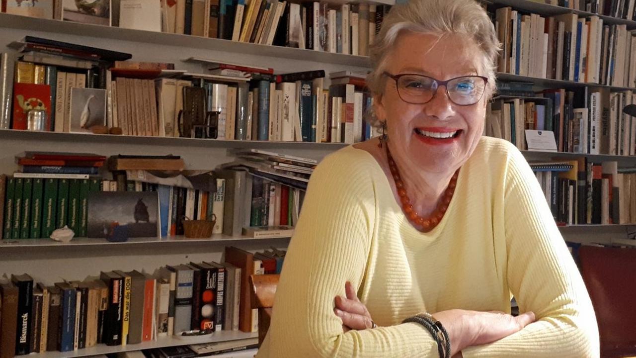 Porträt von Rubina Möhring, Präsidentin von Reporter ohne Grenzen Österreich, vor einer Bücherwand Porträt von Rubina Möhring, Präsidentin von Reporter ohne Grenzen Österreich, vor einer Bücherwand