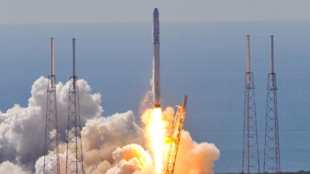 Die Falcon-9-Rakete von Space X beim Start in Cape Canaveral am 28. Juni 2015, an Bord ein Dragon-CRS7-Transporter, Ziel ist die ISS. Wenige Minuten nach dem Start zerbricht die Rakete.
