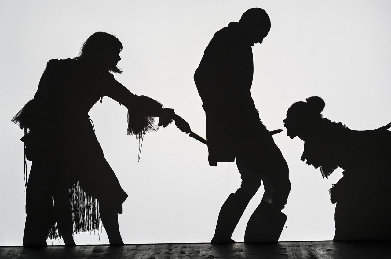 Die Verlobung in St. Domingo - Ein Widerspruch von Necati Öziri gegen Heinrich von Kleist Uraufführung Premiere am 4. April 2019, Schauspielhaus Zürich,Schiffbau/Box Regie Sebastian Nübling / Bühne Muriel Gerstner / Kostüme Pascale Martin / Musik Lars Wittershagen / Live-Kamera Robin Nidecker Mit: Maryam Abu Khaled Dominic Hartmann Kenda Hmeidan Dagna Litzenberger Vinet Falilou Seck Eine Koproduktion mit dem Maxim Gorki Theater Berlin Die Verlobung in St. Domingo - Ein Widerspruch von Necati Öziri gegen Heinrich von Kleist Uraufführung Premiere am 4. April 2019, Schauspielhaus Zürich,Schiffbau/Box Regie Sebastian Nübling / Bühne Muriel Gerstner / Kostüme Pascale Martin / Musik Lars Wittershagen / Live-Kamera Robin Nidecker Mit: Maryam Abu Khaled Dominic Hartmann Kenda Hmeidan Dagna Litzenberger Vinet Falilou Seck Eine Koproduktion mit dem Maxim Gorki Theater Berlin