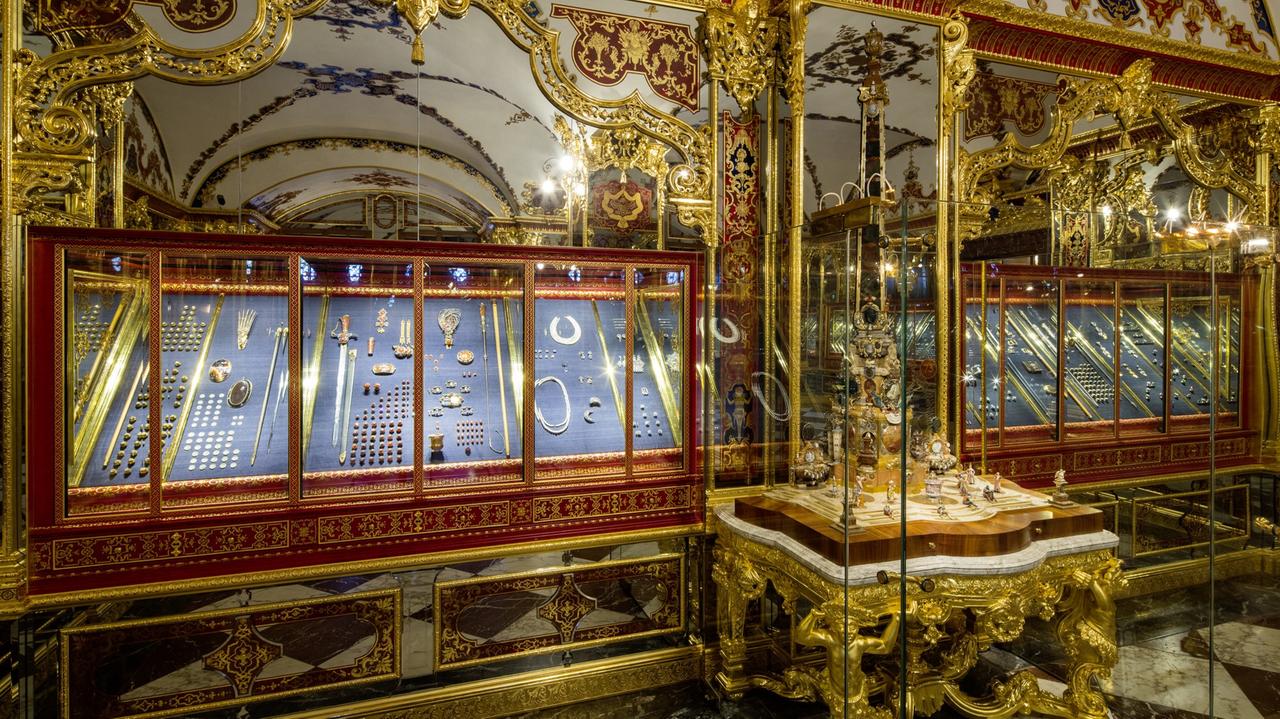 Neupräsentation des Historischen Grünen Gewölbes, Vitrinen mit Schmuck. Neupräsentation des Historischen Grünen Gewölbes, Vitrinen mit Schmuck.