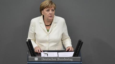 Bundeskanzlerin Merkel steht im Bundestag an einem Pult und gibt eine Regierungserklärung zum Brexit ab.