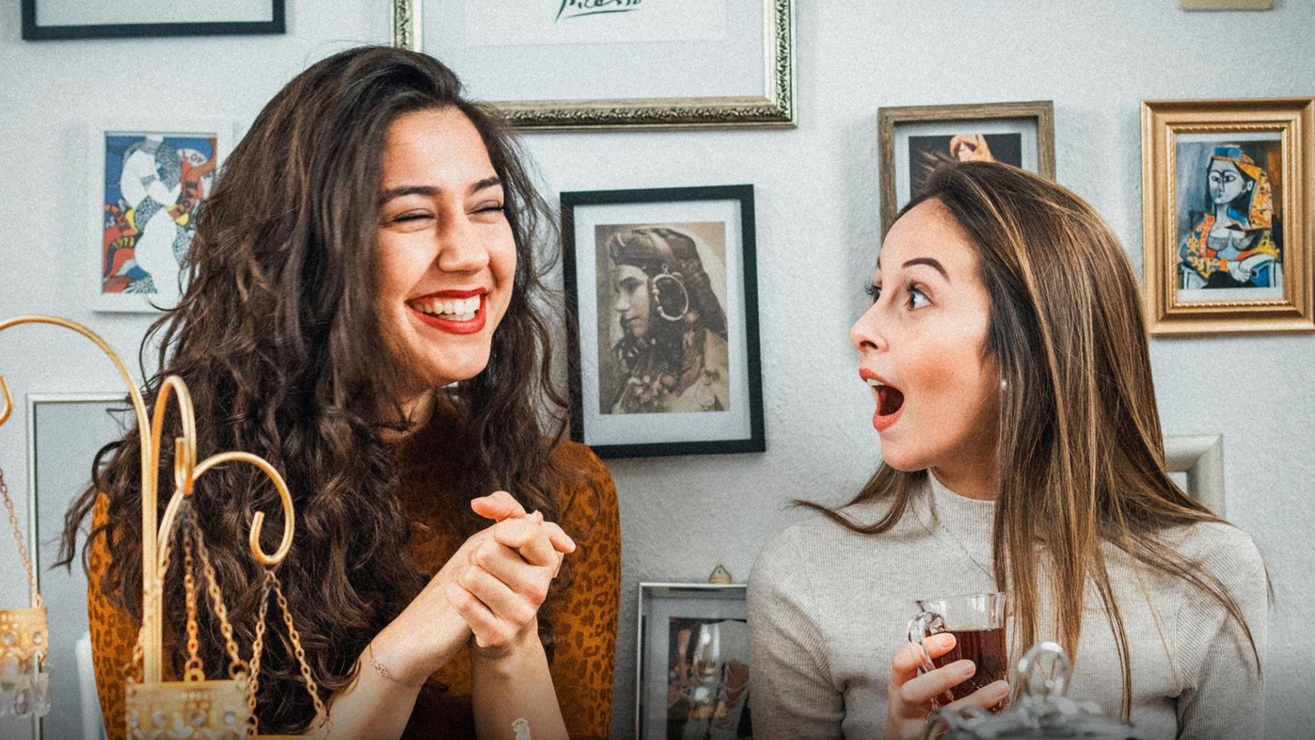 Die Moderatorinen des Chai Society Podcasts. Die Moderatorinen des Chai Society Podcasts.
