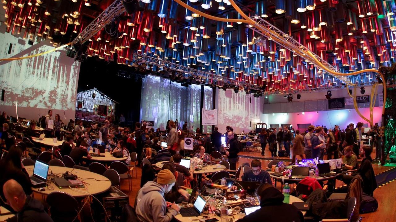 Besucher des Kongresses des Chaos Computer Clubs (CCC) sitzen in Hamburg im Kongresszentrum CCH an ihren Laptops. Besucher des Kongresses des Chaos Computer Clubs (CCC) sitzen in Hamburg im Kongresszentrum CCH an ihren Laptops.