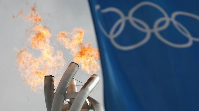 Das Olympische Feuer brennt während der Winterspiele in Turin 2006