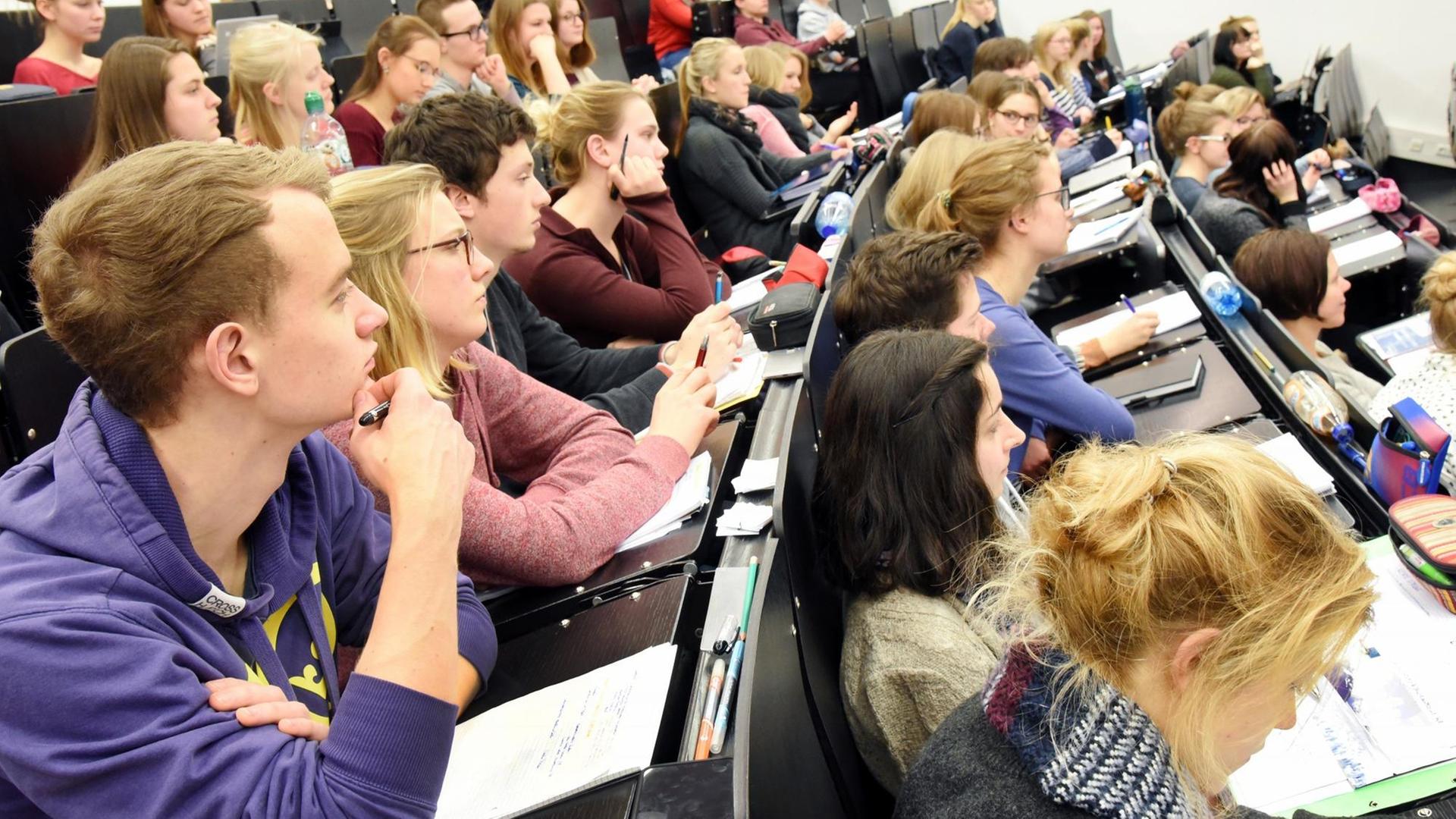 An der Universität in Leipzig sitzen Lehramts-Studenten des ersten Semesters in einer Vorlesung. An der Universität in Leipzig sitzen Lehramts-Studenten des ersten Semesters in einer Vorlesung.