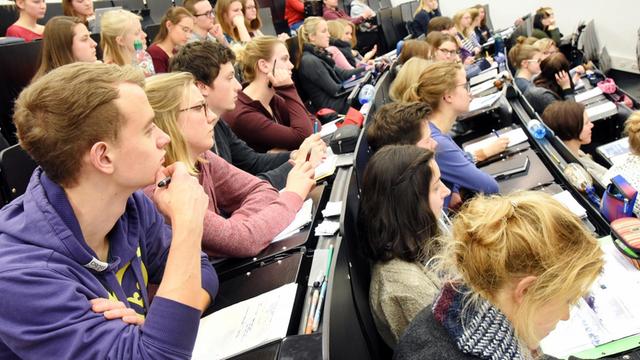 An der Universität in Leipzig sitzen Lehramts-Studenten des ersten Semesters in einer Vorlesung.