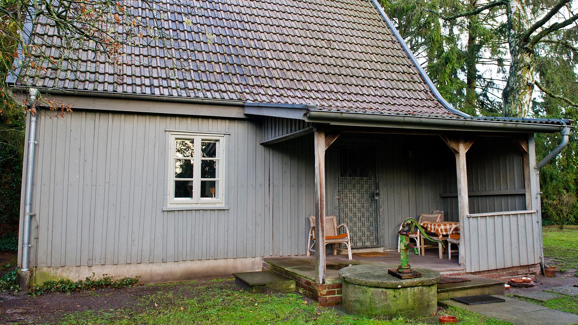 Das ehemalige Haus des Schriftstellers Arno Schmidt steht am 08.01.2014 in Bargfeld (Niedersachsen). Das ehemalige Haus des Schriftstellers Arno Schmidt steht am 08.01.2014 in Bargfeld (Niedersachsen).