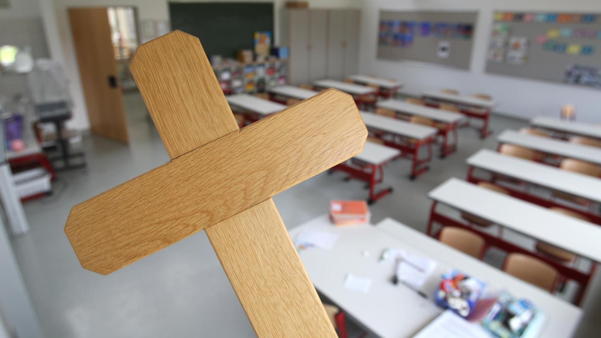 Ein Kreuz im Klassenzimmer einer Grundschule. (Foto: Karl-Josef Hildenbrand) Ein Kreuz im Klassenzimmer einer Grundschule. (Foto: Karl-Josef Hildenbrand)