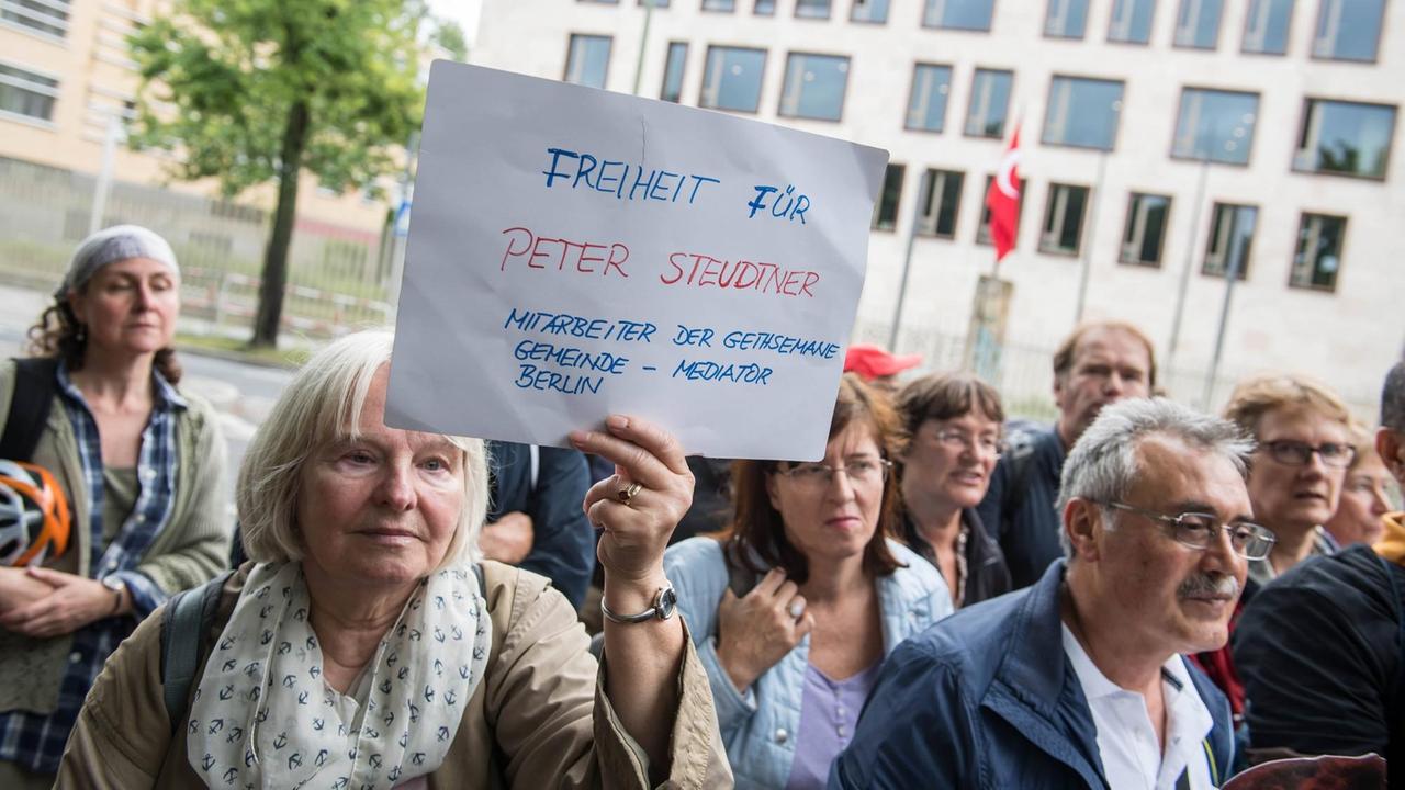 Mitarbeiter der Gethsemane-Gemeinde protestieren bei einer Kundgebung vor der türkischen Botschaft in Berlin für die Freilassung der in der Türkei inhaftierten Menschenrechtlsaktivisten Özlem Dalkiran und Peter Steudtner sowie acht weiteren Menschenrechtsaktivisten. Mitarbeiter der Gethsemane-Gemeinde protestieren bei einer Kundgebung vor der türkischen Botschaft in Berlin für die Freilassung der in der Türkei inhaftierten Menschenrechtlsaktivisten Özlem Dalkiran und Peter Steudtner sowie acht weiteren Menschenrechtsaktivisten.
