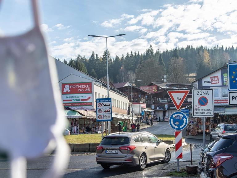 Blick auf einen Ort an der deutsch-tschechischen Grenze. Am Straßenrand ein blaues Schild mit den Sternen der EU und der Aufschrift "Ceská Republika"-