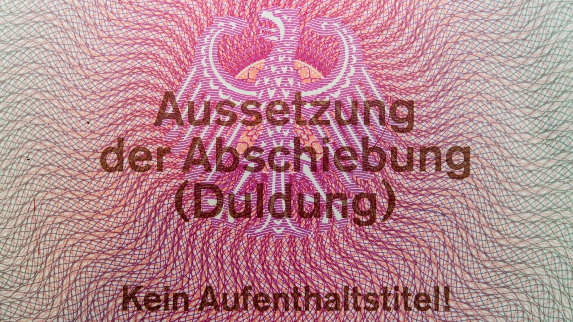 Der Inhaber ist ausreisepflichtig!», fotografiert am 09.10.2015 in Neuenhagen (Brandenburg). Der Inhaber ist ausreisepflichtig!», fotografiert am 09.10.2015 in Neuenhagen (Brandenburg).