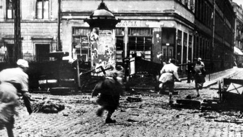 Rennende Aufständische während der Straßenkämpfe des Aufstandes der Heimatarmee in Warschau 1944. Rennende Aufständische während der Straßenkämpfe des Aufstandes der Heimatarmee in Warschau 1944.