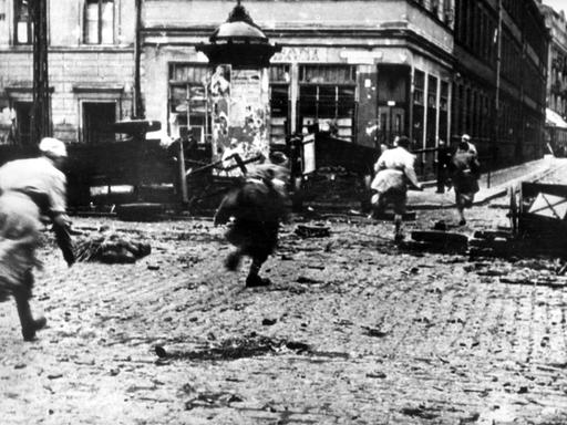 Rennende Aufständische während der Straßenkämpfe des Aufstandes der Heimatarmee in Warschau 1944. Rennende Aufständische während der Straßenkämpfe des Aufstandes der Heimatarmee in Warschau 1944.
