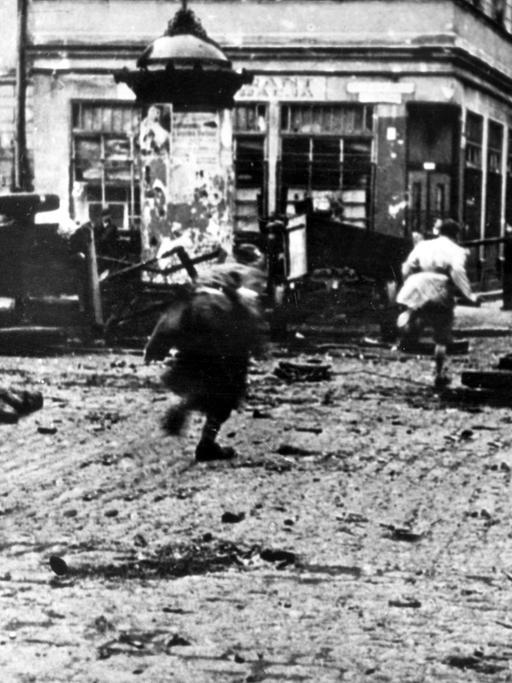 Zwei Juden werden während des Aufstands im Warschauer Ghetto von SS-Soldaten 1943 gefangen genommen.