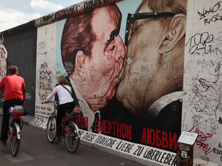 Bild "Bruderkuss" von Barbara Klemm, 1979, auf der Berliner Mauer (East Side Gallery) Bild "Bruderkuss" von Barbara Klemm, 1979, auf der Berliner Mauer (East Side Gallery)