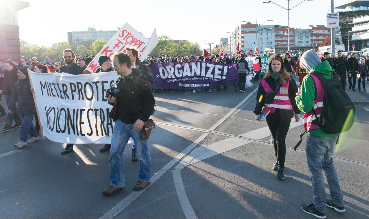 Demonstranten mit einem Transparent: "Mieterprotest Koloniestraße". Demonstranten mit einem Transparent: "Mieterprotest Koloniestraße".
