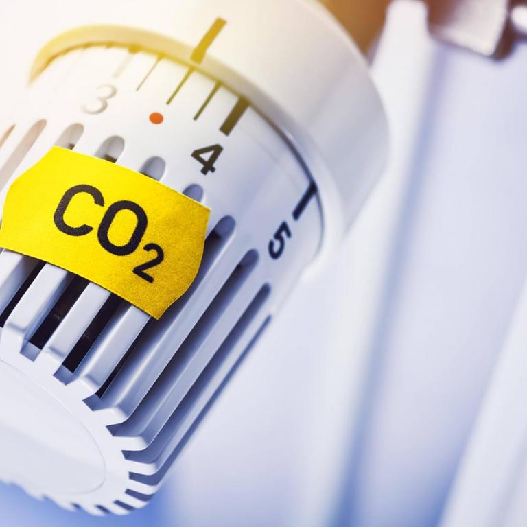 Heizungsthermostat mit CO2-Preisschild Heizungsthermostat mit CO2-Preisschild
