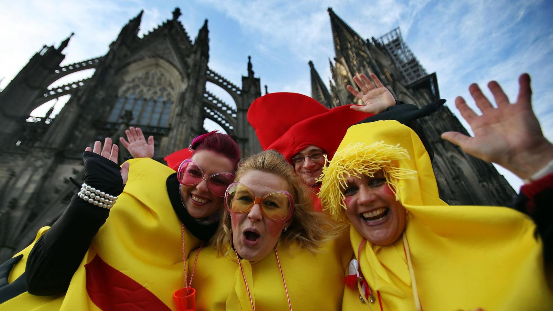 Vier Karnevalisten in Hühnerkostümen posieren vor dem Kölner Dom für die Kamera. Vier Karnevalisten in Hühnerkostümen posieren vor dem Kölner Dom für die Kamera.