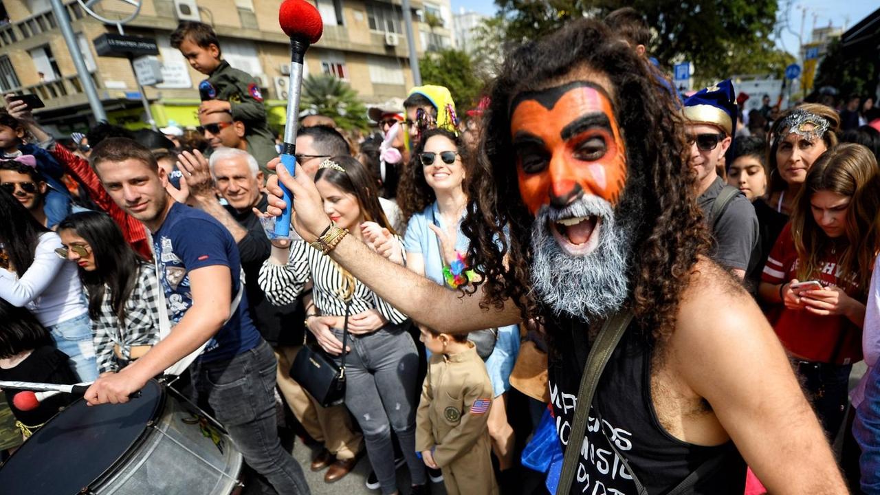 Bürger feiern im März 2018 in den Straßen von Tel Aviv das Purim-Fest Bürger feiern im März 2018 in den Straßen von Tel Aviv das Purim-Fest