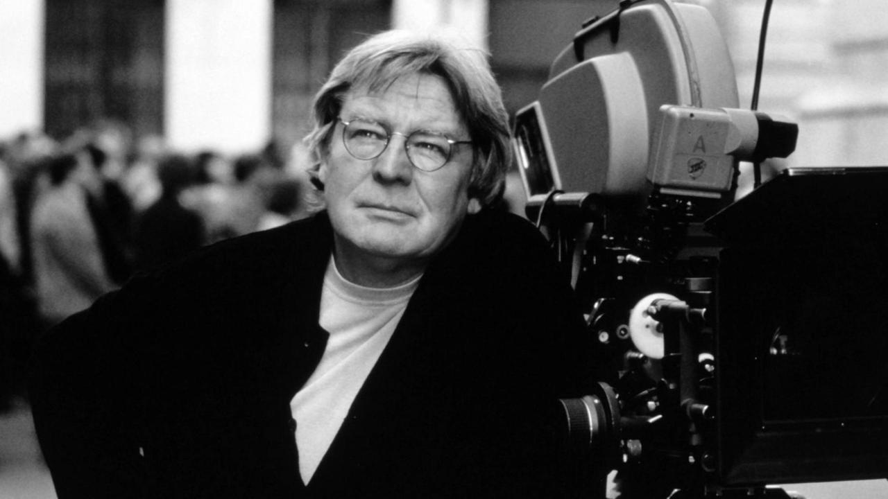 Alan Parker steht neben einer Film-Kamera Alan Parker steht neben einer Film-Kamera