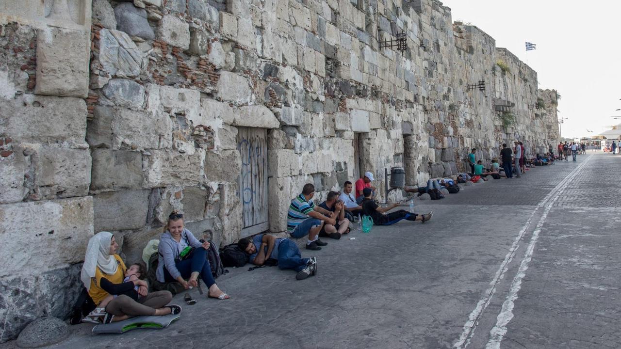 Migranten warten, dass sie an Bord der Fähre "Eleftheros Venizelos" gehen können. Migranten warten, dass sie an Bord der Fähre "Eleftheros Venizelos" gehen können.