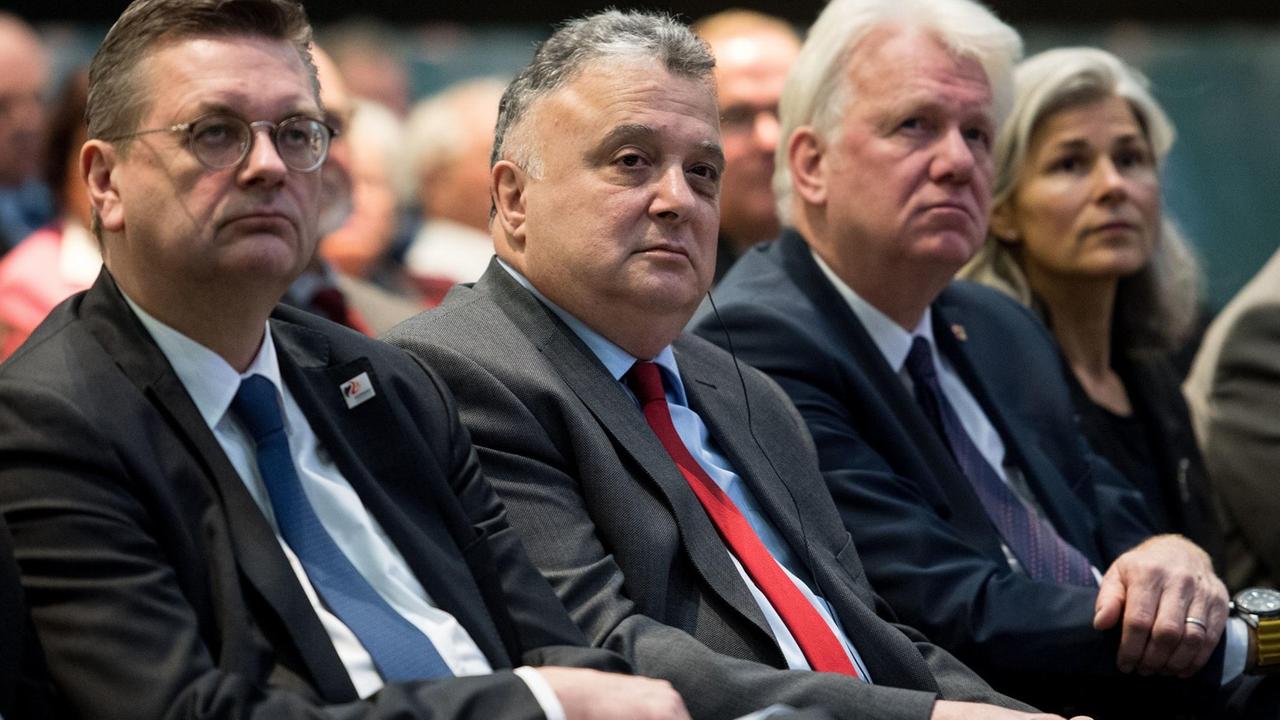 DFB-Präsident Reinhard Grindel, Israels Botschafter Jeremy Issacharoff  und Dortmunds Oberbürgermeister Ulrich Sierau (v.l.) sitzen in einer Reihe