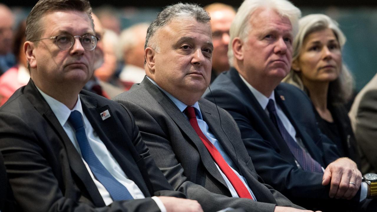 DFB-Präsident Reinhard Grindel, Israels Botschafter Jeremy Issacharoff und Dortmunds Oberbürgermeister Ulrich Sierau (v.l.) sitzen in einer Reihe DFB-Präsident Reinhard Grindel, Israels Botschafter Jeremy Issacharoff und Dortmunds Oberbürgermeister Ulrich Sierau (v.l.) sitzen in einer Reihe