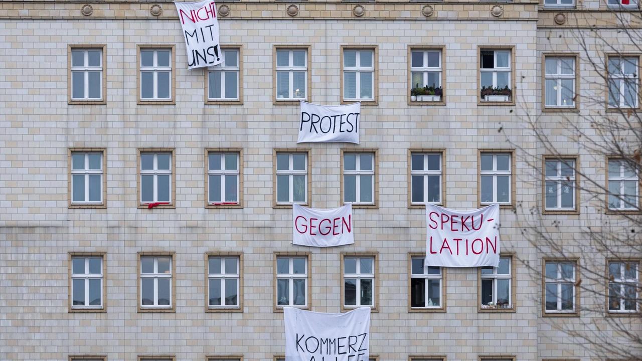 Protestransparante hängen an den Wohnhäusern in der Karl-Marx-Allee in Berlin-Friedrichshain