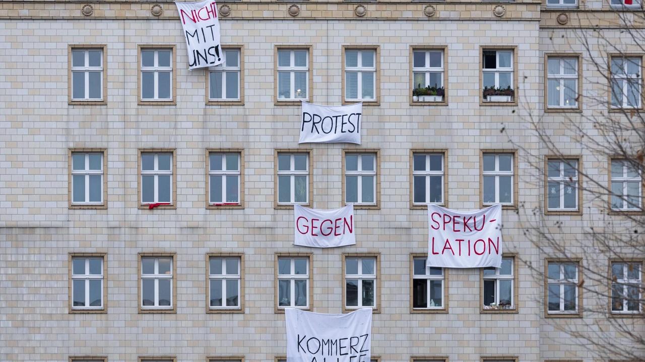 Protestransparante hängen an den Wohnhäusern in der Karl-Marx-Allee in Berlin-Friedrichshain Protestransparante hängen an den Wohnhäusern in der Karl-Marx-Allee in Berlin-Friedrichshain