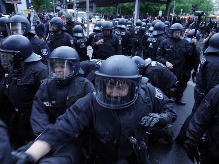 Polizisten und Demonstranten bei der Demonstration zum 1. Mai 2020.