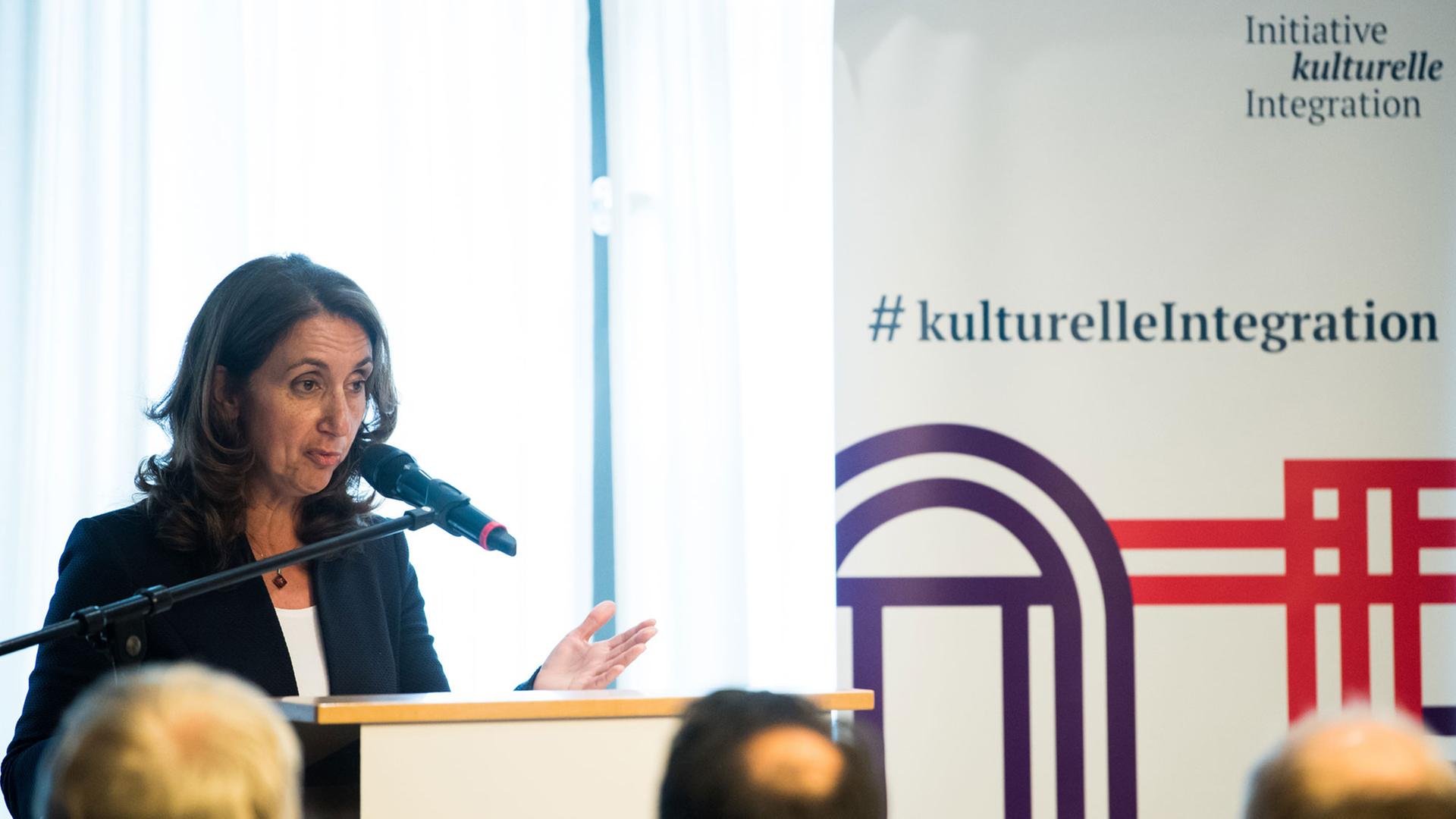 Aydan Özoğuz (SPD), Staatsministerin für Integration, spricht am 16.05.2017 bei der Vorstellung der Ergebnisse der Initiative kulturelle Integration in Berlin. Die Initiative kulturelle Integration will zeigen, welchen Beitrag Kultur zur Integration leisten kann und hat dazu 15 Thesen aufgestellt. Aydan Özoğuz (SPD), Staatsministerin für Integration, spricht am 16.05.2017 bei der Vorstellung der Ergebnisse der Initiative kulturelle Integration in Berlin. Die Initiative kulturelle Integration will zeigen, welchen Beitrag Kultur zur Integration leisten kann und hat dazu 15 Thesen aufgestellt.