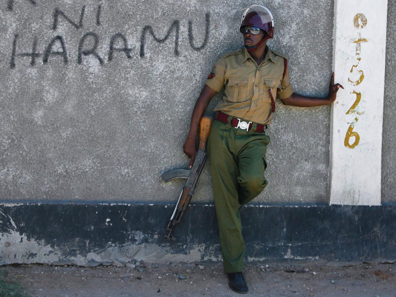 Ein Offizier der General Service Unit (GSU) in Mombasa, Kenia