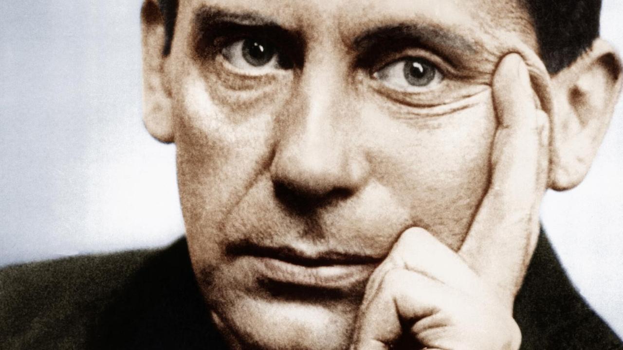 Fotografie von Walter Gropius, der leicht zur Seite schaut. Fotografie von Walter Gropius, der leicht zur Seite schaut.
