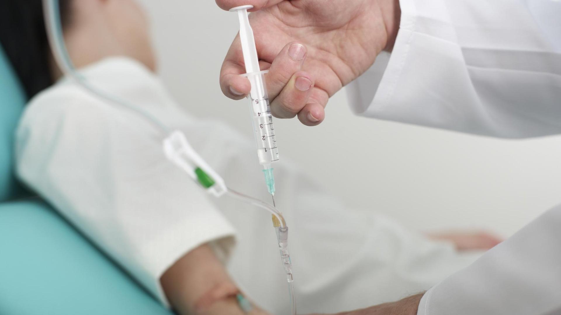 Ein Patient bekommt eine Infusion verabreicht. Ein Patient bekommt eine Infusion verabreicht.