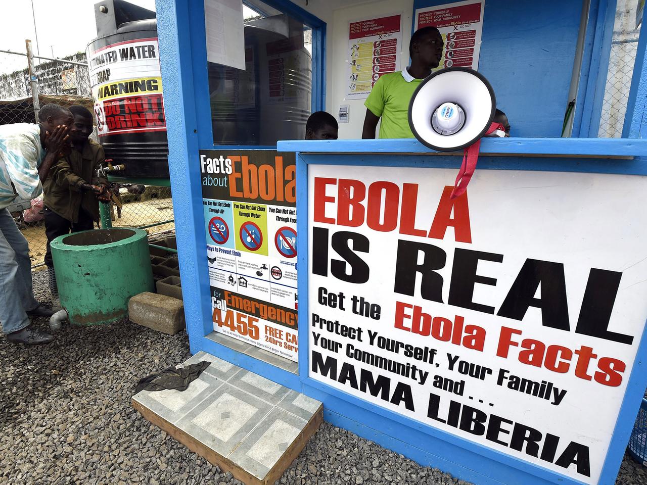 Ein Schild in Liberia warnt vor Ebola. In Westafrika sind bislang rund 3.000 Menschen an dem Virus gestorben. Ein Schild in Liberia warnt vor Ebola. In Westafrika sind bislang rund 3.000 Menschen an dem Virus gestorben.